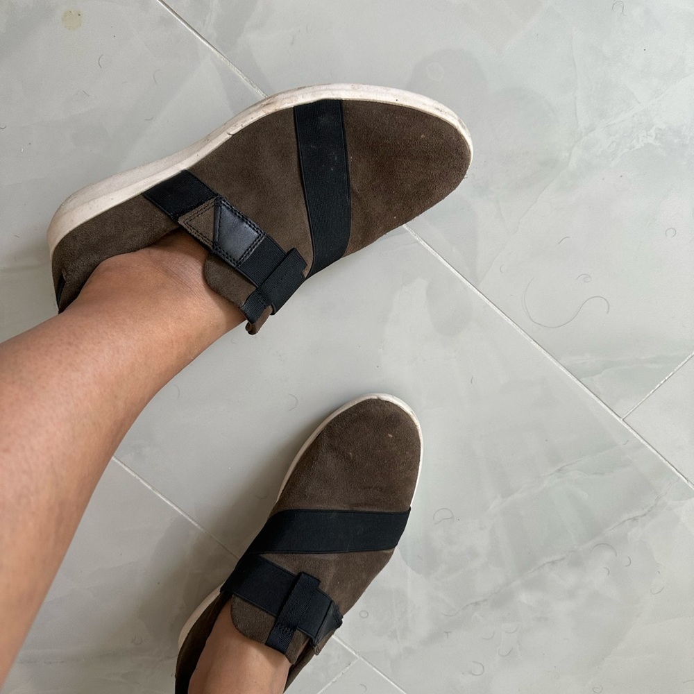 Clarks Unisex Slip-On Shoes – Women’s 10.5 / Men’s 9.5